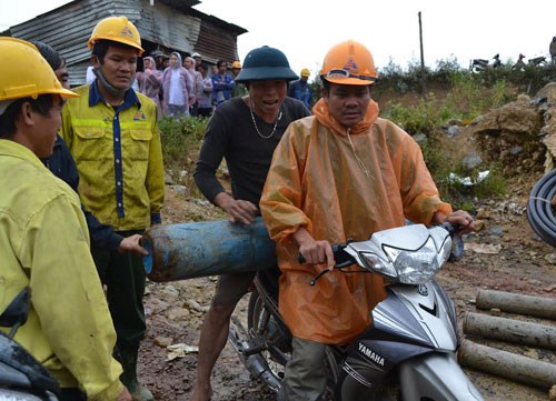 Đưa b&igrave;nh &ocirc; xy đến để bơm v&agrave;o hầm - Ảnh: L&acirc;m Vi&ecirc;n/ Thanh Ni&ecirc;n