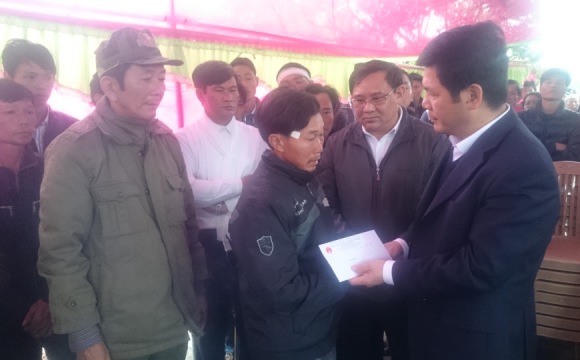 Ph&oacute; Chủ tịch tỉnh Th&aacute;i B&igrave;nh Phạm Văn Xuy&ecirc;n trao tiền hỗ trợ gia đ&igrave;nh gia đ&igrave;nh c&aacute;c nạn nh&acirc;n vụ ch&igrave;m thuyền s&aacute;ng 16/12