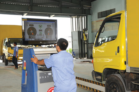 Hơn 50 thủ tục trong lĩnh vực đăng kiểm đ&atilde; được r&agrave; so&aacute;t để giảm bớt phiền h&agrave; cho chủ phương tiện