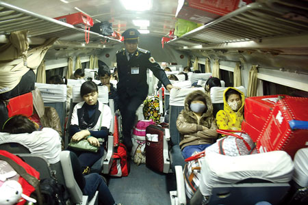 Tổ t&agrave;u L&agrave;o Cai kiểm tra an to&agrave;n, an ninh tr&ecirc;n toa xe