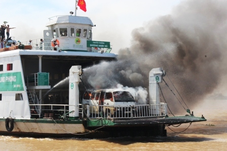 Trong thời gian diễn tập PCCC, phương tiện thủy lưu th&ocirc;ng tu&acirc;n thủ hướng dẫn của lực lượng chức năng