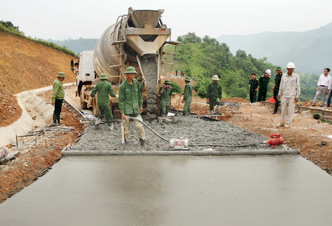 Thi c&ocirc;ng đường V&agrave;nh đai bi&ecirc;n giới