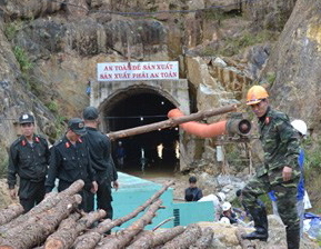 Lực lượng cứu hộ t&iacute;ch khẩn trương trước cổng hầm