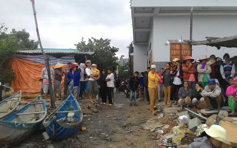 Người d&acirc;n Ninh H&ograve;a b&agrave;ng ho&agrave;ng khi tai nạn xảy ra