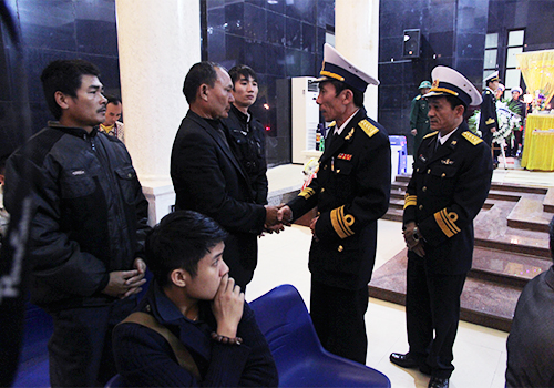 L&atilde;nh đạo Hải qu&acirc;n đến thăm hỏi, động vi&ecirc;n gia đ&igrave;nh c&aacute;c chiến sĩ hy sinh