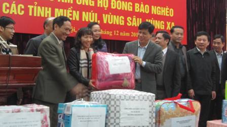 2 Thứ trưởng v&agrave; L&atilde;nh đạo C&ocirc;ng đo&agrave;n GTVT VN tiếp nhận ủng hộ của CBCNVCLĐ ng&agrave;nh GTVT ủng hộ đồng b&agrave;o kh&oacute; khăn trong m&ugrave;a đ&ocirc;ng lạnh