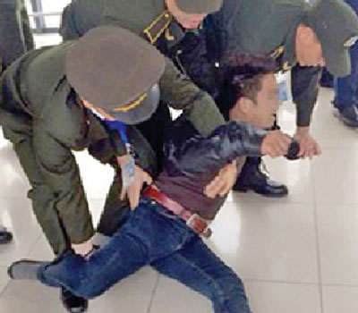 Nam thanh ni&ecirc;n g&acirc;y rối ở s&acirc;n bay bị lực lượng an ninh khống chế