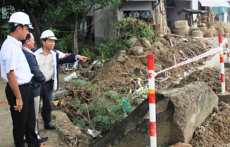 Đo&agrave;n Ban ATGT tỉnh kiểm tra c&aacute;c đơn vị thi c&ocirc;ng dự &aacute;n n&acirc;ng cấp, mở rộng QL1
