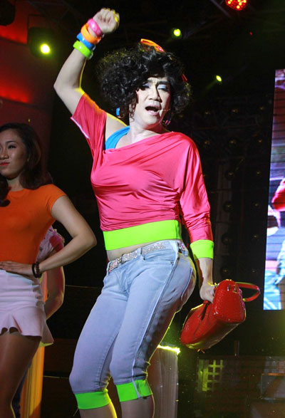 Ca sỹ Minh Thuận đ&oacute;ng giả Thu Minh trong chương tr&igrave;nh Gương mặt th&acirc;n quen