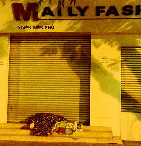 Theo tuyến đường H&agrave; Nội trong đ&ecirc;m lạnh r&eacute;t, tr&ecirc;n vỉa h&egrave; lu&ocirc;n c&oacute; những người lao động ngh&egrave;o, người v&ocirc; gia cư cuốn m&igrave;nh trong chăn để ngủ