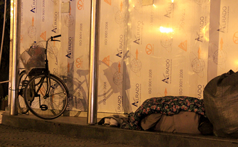 Chị T&acirc;m h&agrave;nh nghề ve chai (qu&ecirc; Hải Dương) kh&ocirc;ng y&ecirc;n giấc dưới m&aacute;i che của bến xe bus v&igrave; chiếc xe đạp dựng b&ecirc;n. Chị T&acirc;m chia sẻ, gia đ&igrave;nh ngh&egrave;o n&ecirc;n phải l&ecirc;n H&agrave; Nội l&agrave;m nghề ve chai kiếm sống. Thu nhập h&agrave;ng ng&agrave;y của chị kh&ocirc;ng đủ để chi trả cho tiền thu&ecirc; ph&ograve;ng v&agrave; ăn uống n&ecirc;n chị quyết định 