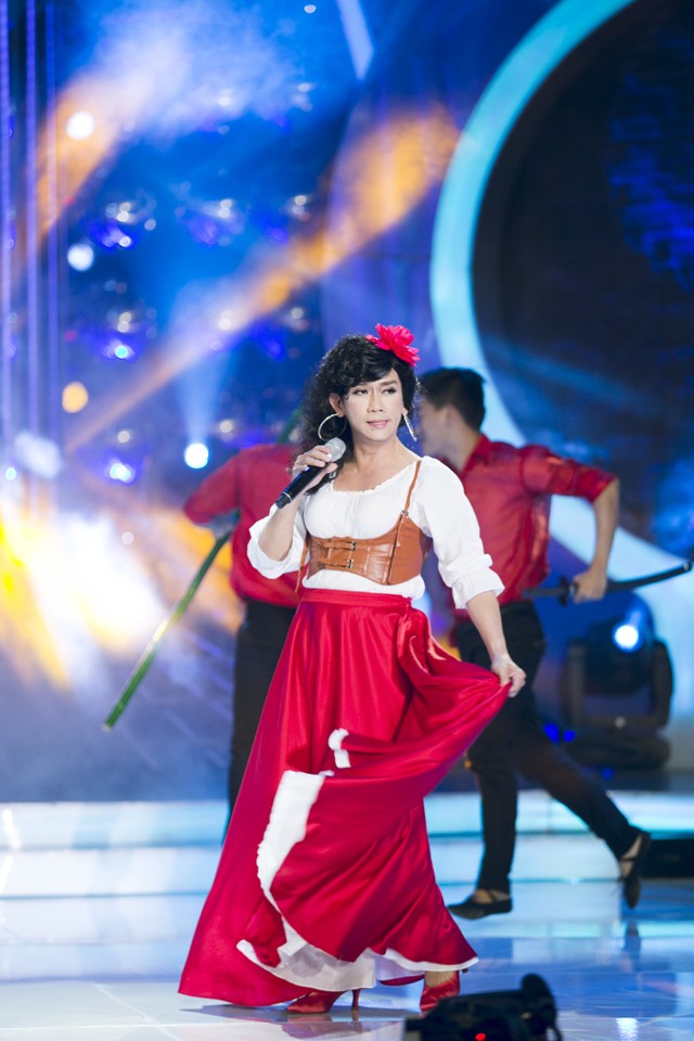 M&agrave;n giả g&aacute;i của Minh Thuận trong vai nghệ sĩ C&aacute;t Phượng trong Gương mặt th&acirc;n quen nh&iacute; 