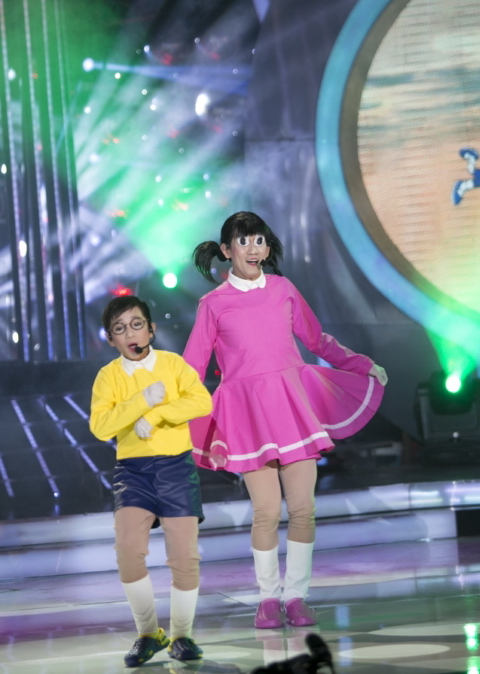 Minh Thuận diện v&aacute;y hồng, d&aacute;n mắt giả để h&oacute;a th&acirc;n th&agrave;nh nh&acirc;n vật Xuka trong Doremon