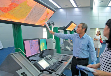 Sau khi c&oacute; chỉ đạo của Bộ GTVT, Tổng c&ocirc;ng ty Quản l&yacute; bay Việt Nam đ&atilde; cho nghỉ việc 10 nh&acirc;n vi&ecirc;n sau sự cố khiến đ&agrave;i kiểm so&aacute;t kh&ocirc;ng lưu của s&acirc;n bay T&acirc;n Sơn Nhất t&ecirc; liệt h&agrave;ng giờ đồng hồẢnh: Trần Hải