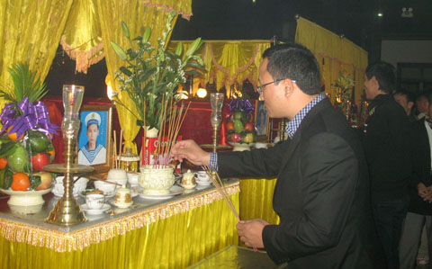 Đồng ch&iacute; Khuất Việt H&ugrave;ng thắp hương tại Lễ Tưởng niệm 5 chiến sỹ tử nạn.