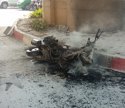 Chỉ sau v&agrave;i ph&uacute;t, chiếc xe m&aacute;y đ&atilde; bị thi&ecirc;u rụi ho&agrave;n to&agrave;n