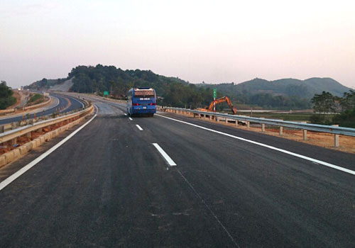 Đoạn mặt đường bị nứt đ&atilde; được xử l&yacute; xong