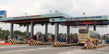 Khi ph&aacute;p luật đầy đủ m&agrave; vẫn c&ograve;n xảy ra nhiều TNGT, th&igrave; vấn đề văn h&oacute;a ATGT cần tuy&ecirc;n truyền tốt hơn, đơn giản th&ocirc;i, một nụ cười của nh&acirc;n vi&ecirc;n thu ph&iacute; k&egrave;m một tờ rơi ngắn gọn đ&atilde; l&agrave; một c&aacute;ch tuy&ecirc;n truyền hiệu quả