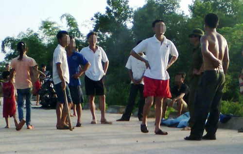 Người d&acirc;n x&atilde; Thạch Đồng (huyện Thạch Th&agrave;nh) v&acirc;y bắt, đốt xe của kẻ trộm ch&oacute; ng&agrave;y 10.7 - Ảnh: Hải Tần