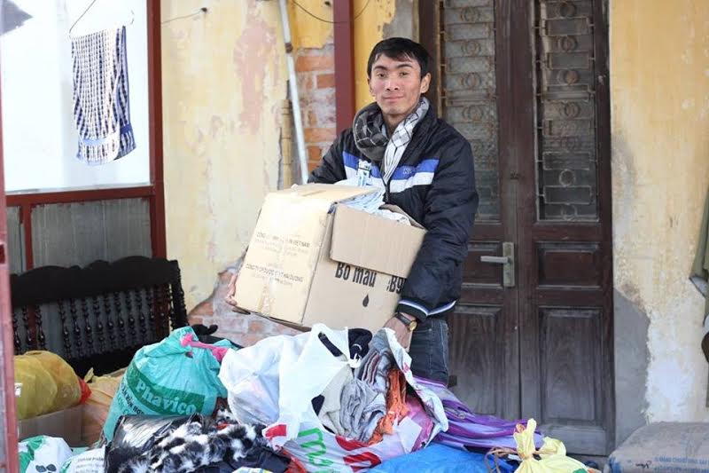 Ch&agrave;ng trai Nguyễn Bảo Ngọc trong l&uacute;c quy&ecirc;n g&oacute;p thiện nguyện