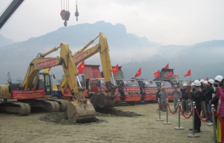 Ngay sau lễ động thổ, c&aacute;c nh&agrave; thầu tiến h&agrave;nh bắt tay v&agrave;o thi c&ocirc;ng ngay