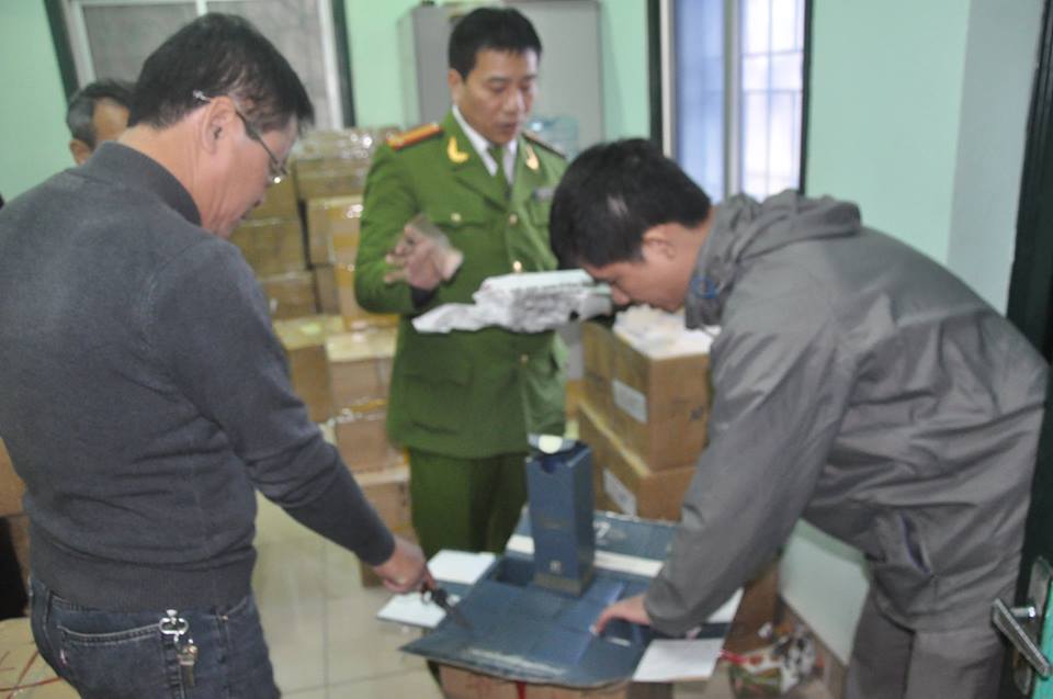 Rất nhiều chai rượu ngoại nhập lậu đ&atilde; bị cơ quan chức năng thu giữ