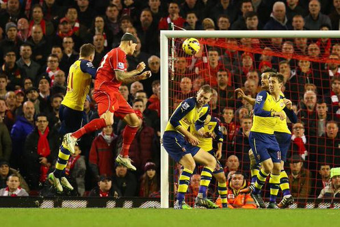 Mertesacker kh&ocirc;ng d&aacute;m tranh chấp c&ugrave;ng Skrtel