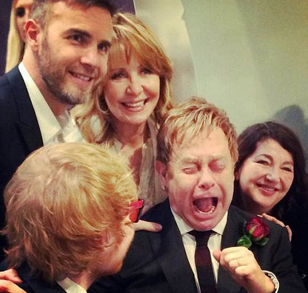 Nam ca sĩ tr&ocirc;ng đầy phấn kh&iacute;ch khi vui đ&ugrave;a với bạn b&egrave; kh&aacute;ch khứa. Đ&acirc;y l&agrave; cuộc h&ocirc;n nh&acirc;n thứ hai của danh ca nổi tiếng với những ca kh&uacute;c bất hủ như: &ldquo;Can you feel the love tonight?&rdquo; hay &ldquo;Sacrifice&rdquo; n&agrave;y.