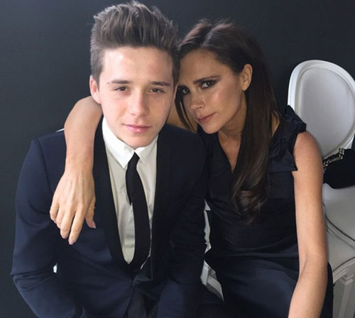 Brooklyn Beckham chia sẻ h&igrave;nh ảnh cậu c&ugrave;ng mẹ Victoria ở đ&aacute;m cưới.