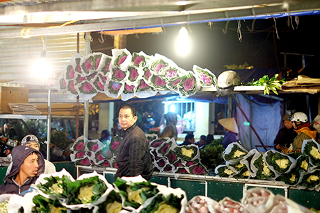 Cải bắp t&iacute;m được b&oacute; như một b&ocirc;ng hoa khổng lồ đẹp mắt