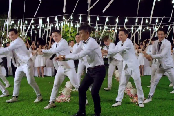 Lần đầu đ&oacute;ng MV ca nhạc của vợ, C&ocirc;ng Vinh khiến nhiều kh&aacute;n giả bất ngờ khi thể hiện khả năng vũ đạo c&ugrave;ng với vũ đo&agrave;n. 