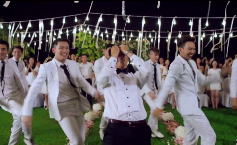 Để thực hiện vũ đạo nhuần nhuyễn cũng như khiến vợ vui l&ograve;ng, C&ocirc;ng Vinh mất 1 tuần tập luyện li&ecirc;n tục. Tuy nhi&ecirc;n, trong qu&aacute; tr&igrave;nh quay, anh vẫn rất ngượng ng&ugrave;ng v&igrave; kh&ocirc;ng quen diễn xuất trước ống k&iacute;nh.