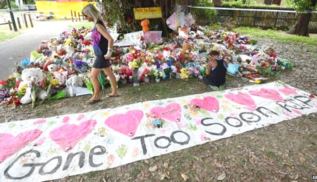 Người d&acirc;n đặt hoa, đồ chơi cầu nguyện cho 8 đứa trẻ xấu số tại ng&ocirc;i nh&agrave; xảy ra &aacute;n mạng