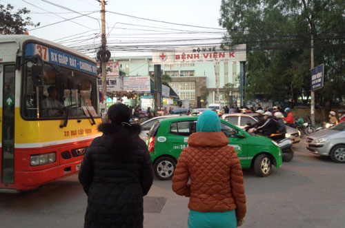 Muốn qua đường, c&aacute;c bệnh nh&acirc;n phải d&igrave;u nhau th&agrave;nh từng tốp để tr&aacute;nh xe cộ