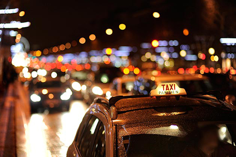 Uber đang bị taxi khắp nơi tr&ecirc;n thế giới l&ecirc;n &aacute;n, trong khi cũng được nhiều người d&ugrave;ng ủng hộ