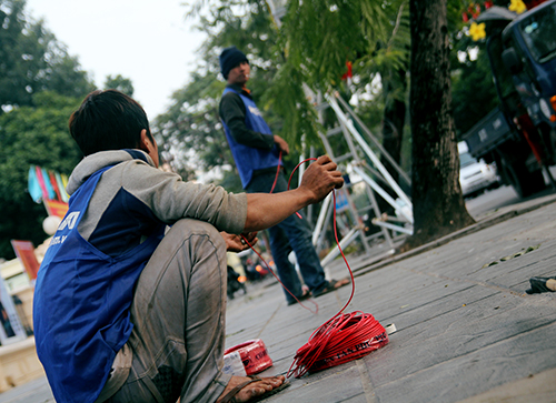 Những cậu c&ocirc;ng nh&acirc;n c&ograve;n nhỏ v&agrave; mới l&agrave;m c&ocirc;ng việc n&agrave;y, được ph&acirc;n c&ocirc;ng r&ograve;ng d&acirc;y điện từ dưới l&ecirc;n