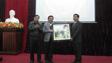 Đại diện Lớp c&aacute;n bộ nguồn cao cấp kh&oacute;a 5 c&aacute;m ơn Bộ trưởng với những th&ocirc;ng tin thực tế sống động về hoạt động ng&agrave;nh GTVT 