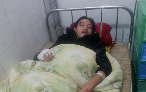 Đối tượng Qu&aacute;ch Văn Dương đang cấp cứu tại bệnh viện sau khi bị người d&acirc;n v&acirc;y đ&aacute;nh