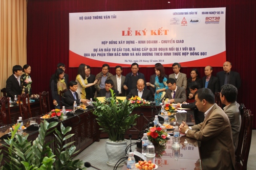 Thứ trưởng Bộ GTVT Nguyễn Văn C&ocirc;ng v&agrave; đại diện c&aacute;c đầu tư tại buổi lễ kế kết