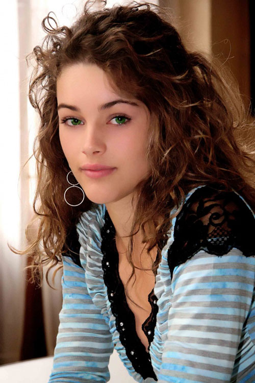 Khi kh&ocirc;ng trang điểm hoặc chỉ thoa lớp phấn nhẹ nh&agrave;ng, Rolene thậm ch&iacute; c&ograve;n xinh xắn v&agrave; ngọt ng&agrave;o hơn l&uacute;c trang điểm đậm.