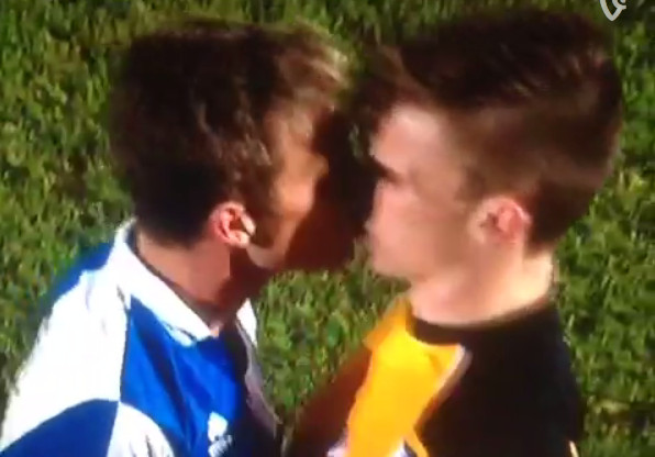 Mansell (tr&aacute;i) h&ocirc;n đối thủ