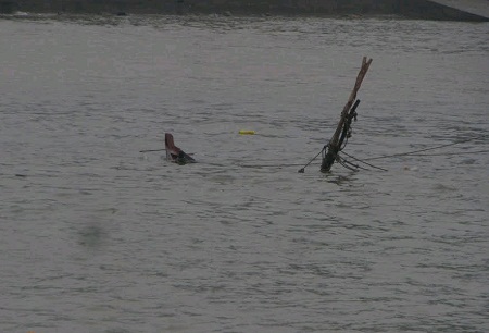 Chiếc t&agrave;u c&aacute; bị ch&igrave;m được lai dắt về bờ