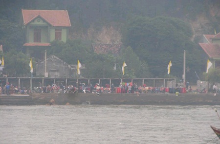 Người d&acirc;n v&agrave; ch&iacute;nh quyền địa phương tập trung đưa thi thể nạn nh&acirc;n l&ecirc;n bờ