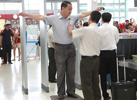 Kiểm tra an ninh trước khi lên máy bay