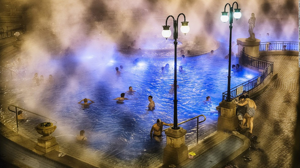 Sương m&ugrave; trong ph&ograve;ng tắm Spa tạo n&ecirc;n vẻ huyền ảo rất ri&ecirc;ng 