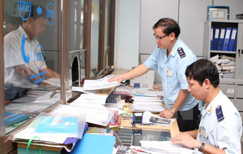 Kiểm tra thủ tục XNK tại Cửa khẩu quốc tế Lao Bảo (Quảng Trị)