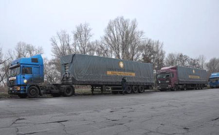 Một đo&agrave;n xe viện trợ nh&acirc;n đạo cho miền Đ&ocirc;ng Ukraine bị chặn b&ecirc;n ngo&agrave;i Donetsk ng&agrave;y 18-12