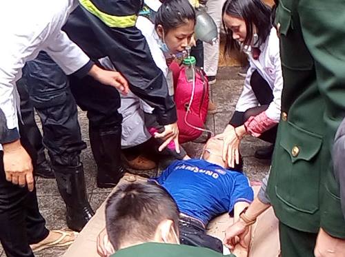 Một chiến sĩ cứu hỏa bị ngạt kh&oacute;i trong qu&aacute; tr&igrave;nh tham gia chữa ch&aacute;y. Ảnh: VnExpress