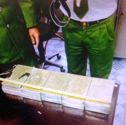 10 b&aacute;nh h&ecirc; r&ocirc; in m&agrave; Vấu đang vận chuyển th&igrave; bị cơ quan CSĐT ph&aacute;t hiện bắt giữ