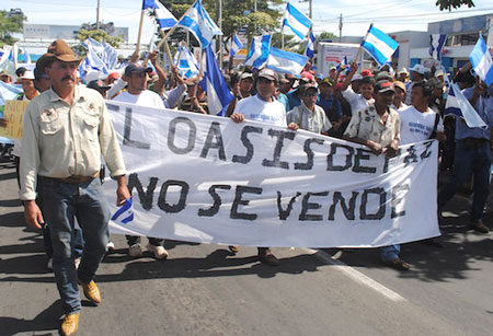 Người biểu t&igrave;nh phản đối dự &aacute;n k&ecirc;nh đ&agrave;o